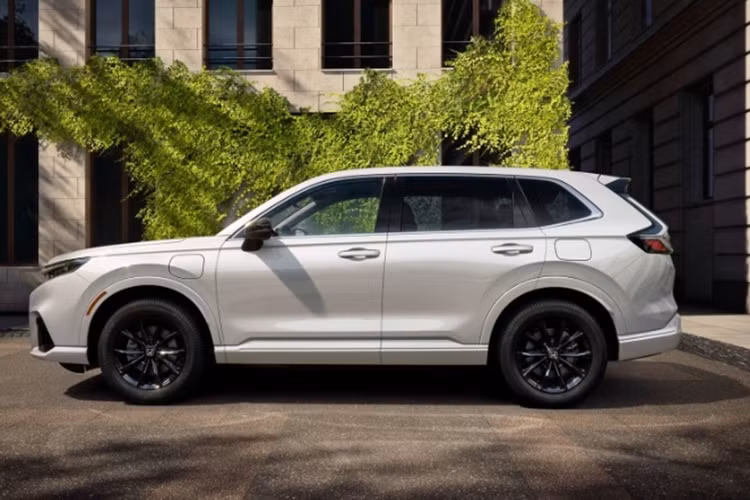 Thay vào đó, đây là sự kết hợp giữa xe chạy bằng pin nhiên liệu hydro và plug-in hybrid (PHEV). Cụ thể hơn, Honda CR-V e:FCEV 2024 được trang bị 1 mô-tơ điện nằm trên cầu trước với công suất tối đa 174 mã lực và mô-men xoắn cực đại 311 Nm.