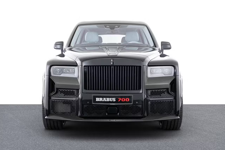 Brabus 700 Blue Sky siêu sang là tên gọi của chiếc Rolls-Royce Cullinan Series II vừa được ra mắt đầu năm nay. Đây cũng là lần đầu tiên hãng độ xe danh tiếng Đức thử sức với chiếc SUV siêu sang đến từ Anh quốc. Sức mạnh trên được cải thiện thông qua bộ hiệu suất Brabus PowerXtra RR68-700.