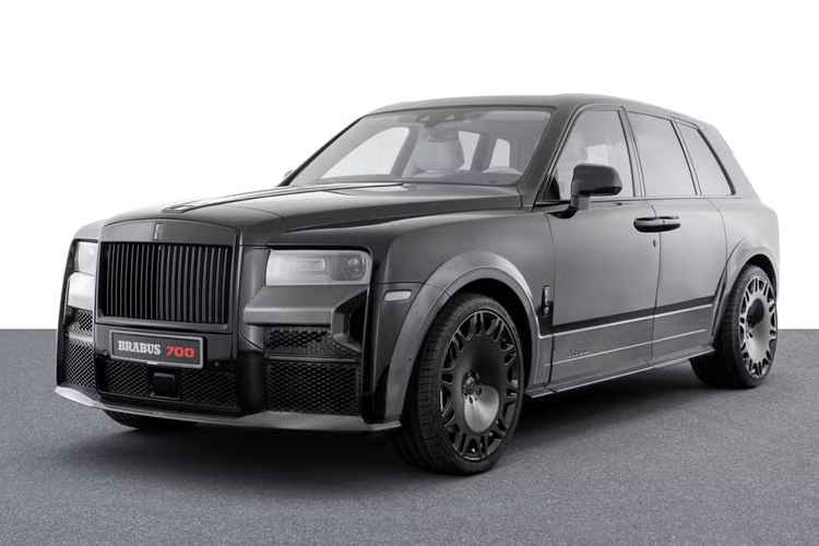 Nguyên bản khối động cơ V12 này có công suất 563 mã lực và mô-men xoắn 850 Nm. Con số “700” trong tên gọi ám chỉ đến sức mạnh của khối động cơ. Brabus đã tinh chỉnh để cỗ máy V12 tăng áp kép 6,75L của Cullinan sản sinh công suất gần 700 mã lực, công suất tại bánh 690 mã lực. Mô-men xoắn có sự nâng cấp 950 Nm.