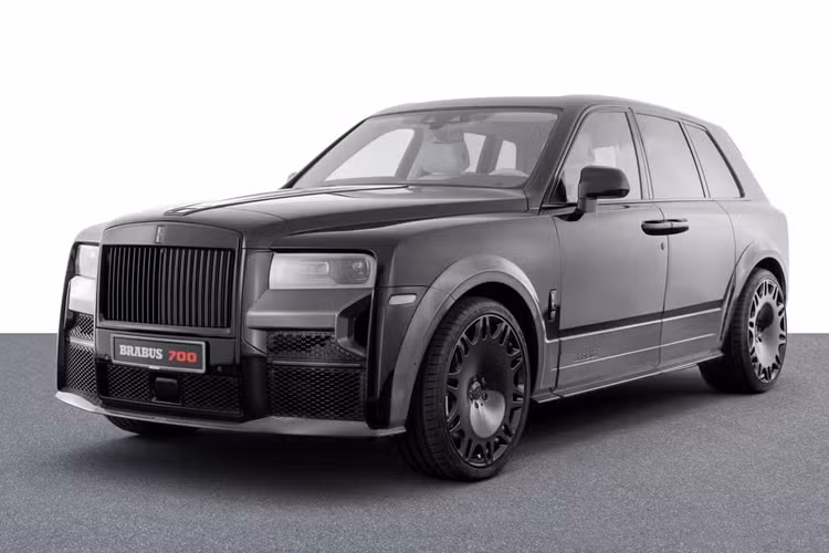 Nguyên bản khối động cơ V12 này có công suất 563 mã lực và mô-men xoắn 850 Nm. Con số “700” trong tên gọi ám chỉ đến sức mạnh của khối động cơ. Brabus đã tinh chỉnh để cỗ máy V12 tăng áp kép 6,75L của Cullinan sản sinh công suất gần 700 mã lực, công suất tại bánh 690 mã lực. Mô-men xoắn có sự nâng cấp 950 Nm.