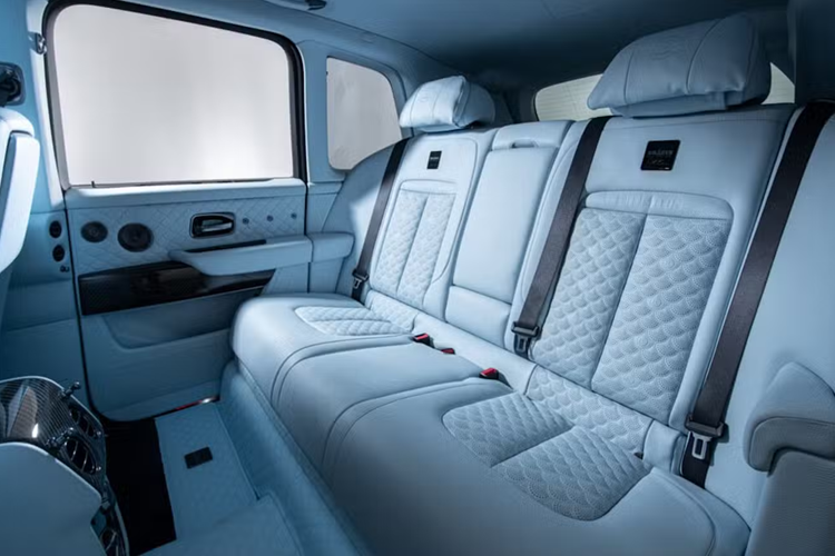 Tổng thể ngoại thất xe được sơn màu đen, gồm các chi tiết nhựa, chrome và bộ mâm Monoblock kích thước 24 inch. Đối với nội thất, Brabus không có quá nhiều nâng cấp, bởi vốn dĩ Cullinan đã quá xa hoa. Sự thay đổi là lớp da màu xanh nhạt cùng đường chỉ khâu nổi hoạ tiết vỏ sò kim cương.