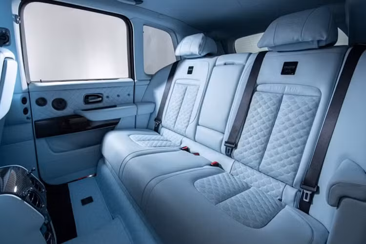 Tổng thể ngoại thất xe được sơn màu đen, gồm các chi tiết nhựa, chrome và bộ mâm Monoblock kích thước 24 inch. Đối với nội thất, Brabus không có quá nhiều nâng cấp, bởi vốn dĩ Cullinan đã quá xa hoa. Sự thay đổi là lớp da màu xanh nhạt cùng đường chỉ khâu nổi hoạ tiết vỏ sò kim cương.