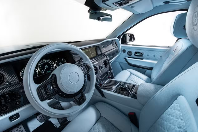 Khả năng tăng tốc từ 0-100 km/h trong 5 giây và tốc độ tối đa giới hạn 250 km/h. Để phù hợp với sức mạnh mới, Brabus 700 Blue Sky được trang bị bộ body kit sợi carbon widebody Widestar. Các thành phần sợi carbon bổ sung gồm phụ kiện nắp ca-pô, một cánh lướt gió phía sau.