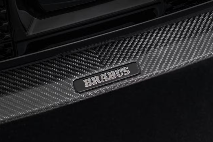 Trần xe được hoàn thiện bởi da bò cao cấp. Ngoài ra còn có bàn đạp nhôm, sợi carbon, thảm sàn làm bằng da…