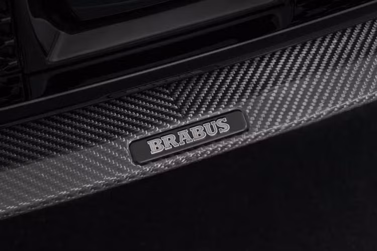 Trần xe được hoàn thiện bởi da bò cao cấp. Ngoài ra còn có bàn đạp nhôm, sợi carbon, thảm sàn làm bằng da…