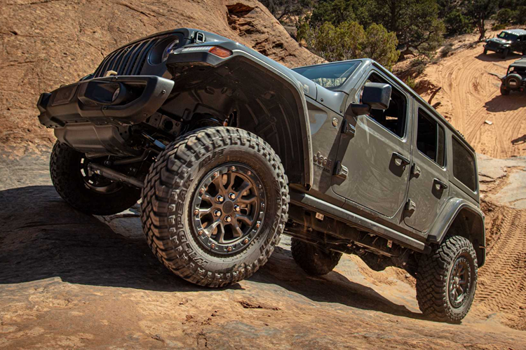 Ở đầu xe còn có tấm bảo vệ lưới tản nhiệt Mopar và tời Warn có sức kéo 3.628 kg. Bên trong xe hế bọc da Nappa màu đen được trang trí bằng những đường chỉ khâu màu vàng Maya độc quyền và những điểm nhấn Tupelo tại nhiều vị trí khắp xe. Cùng với đó là huy chương có chữ lồng đặc biệt trên cần số.