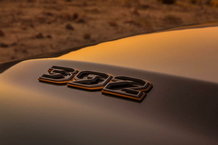 Những thành phần được bổ sung thêm bao gồm bộ tem decal Final Edition trên mui xe và khe thoát gió trên chắn bùn, cũng như tấm bảng cửa xoay và bộ mâm 17 inch khóa beadlock với màu nâu đồng, đi kèm bộ lốp BF Goodrich 35 inch đa địa hình.