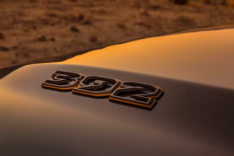 Những thành phần được bổ sung thêm bao gồm bộ tem decal Final Edition trên mui xe và khe thoát gió trên chắn bùn, cũng như tấm bảng cửa xoay và bộ mâm 17 inch khóa beadlock với màu nâu đồng, đi kèm bộ lốp BF Goodrich 35 inch đa địa hình.