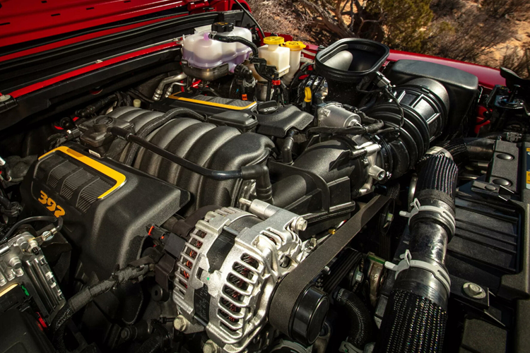 Wrangler Rubicon 392 Final Edition còn được sở hữu bộ thanh gạt đá ở hai bên sườn của hãng Mopar, cùng với hệ thống treo được tinh chỉnh cao thêm 12,7 mm để đạt hiệu quả cao khi cần đi off-road. Nhờ chúng, xe có khoảng sáng gầm lên tới 295 mm và có thể lội nước sâu 876 mm.