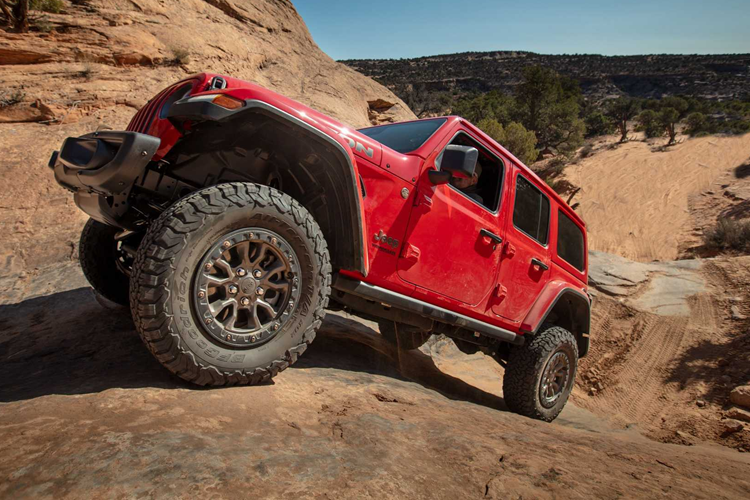 Nằm giữa táp-lô là màn hình cảm ứng 8,4 inch tiêu chuẩn, cùng với ghế trước chỉnh điện 12 hướng có sưởi, vô-lăng có sưởi và camera địa hình phía trước. Khối động cơ HEMI V8 dung tích 6.4L có thể tạo ra công suất 477 mã lực (350 kW) và mô-men xoắn cực đại 637 Nm, giúp Wrangler Rubicon 392 Final Edition tăng tốc 0 – 100 km/h trong 4,5 giây.