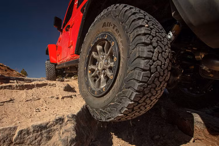 Sau 4 năm có mặt trên thị trường, dòng Wrangler Rubicon 392 với động cơ V8 sẽ chính thức đi đến hồi kết. Năm 2024 sẽ là năm cuối cùng phiên bản này được hãng bán ra và sẽ chỉ đến tay khách hàng dưới dạng bản đặc biệt mang tên Jeep Wrangler Rubicon 392 Final Edition 2024 mới.