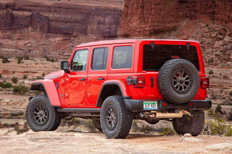 Jeep dự định sẽ để dành 3.300 chiếc Wrangler Rubicon 392 Final Edition cho khách hàng tại quê nhà Mỹ, 300 chiếc dành cho thị trường “hàng xóm” Canada và chỉ đúng 100 chiếc cho phần còn lại của thế giới. Hãng tuyên bố chính thức nhận đơn đặt hàng ngay từ lúc này.