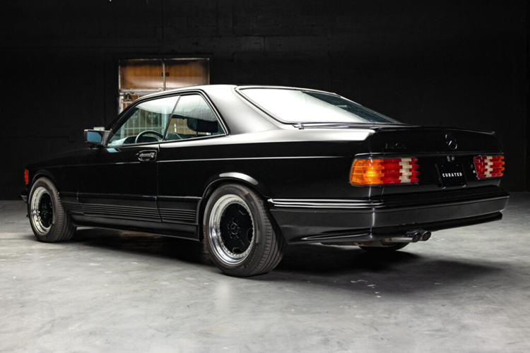 Tính đến thời điểm hiện tại, chiếc xe Mercedes-Benz 500SEC AMG 6.0 đặc biệt này mới chỉ lăn bánh tổng cộng 82.200 km nhưng trên thực tế, tình trạng khoang nội thất xe rất mới khi da không bị nhăn quá nhiều.