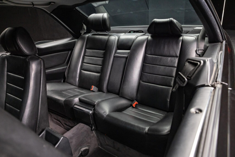 Nhưng tại trụ sở Affalterbach của AMG, chiếc xe thể thao Mercedes-Benz 500SEC AMG 6.0 hoài cổ này đã được nâng cấp lên động cơ V8 6.0 lít có công suất 325 mã lực và mô-men xoắn đạt mức 525 Nm, mạnh hơn hẳn so với nguyên bản.