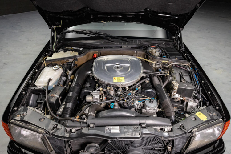 Sau đó, thương hiệu AMG còn nâng cấp thêm nhiều hơn cho xe khi bổ sung các đầu DOHC bốn van của riêng mình vào động cơ xe để tăng công suất lên 380 mã lực.