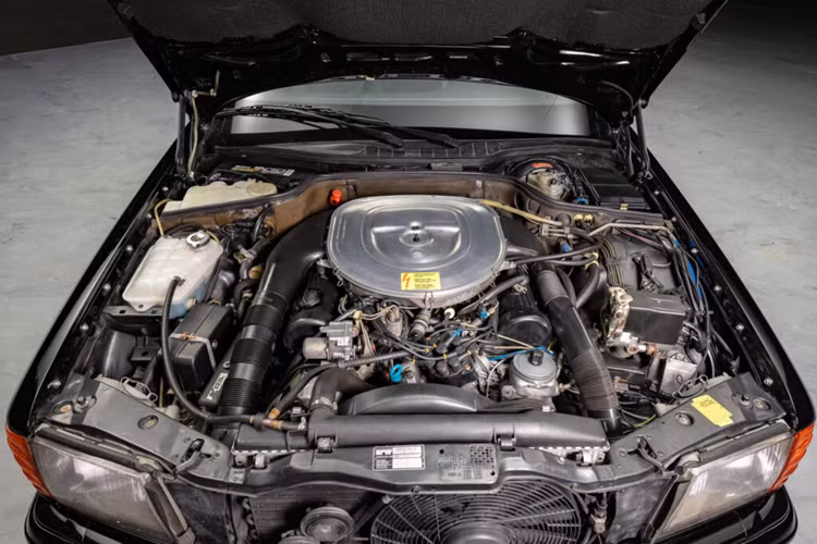 Sau đó, thương hiệu AMG còn nâng cấp thêm nhiều hơn cho xe khi bổ sung các đầu DOHC bốn van của riêng mình vào động cơ xe để tăng công suất lên 380 mã lực.