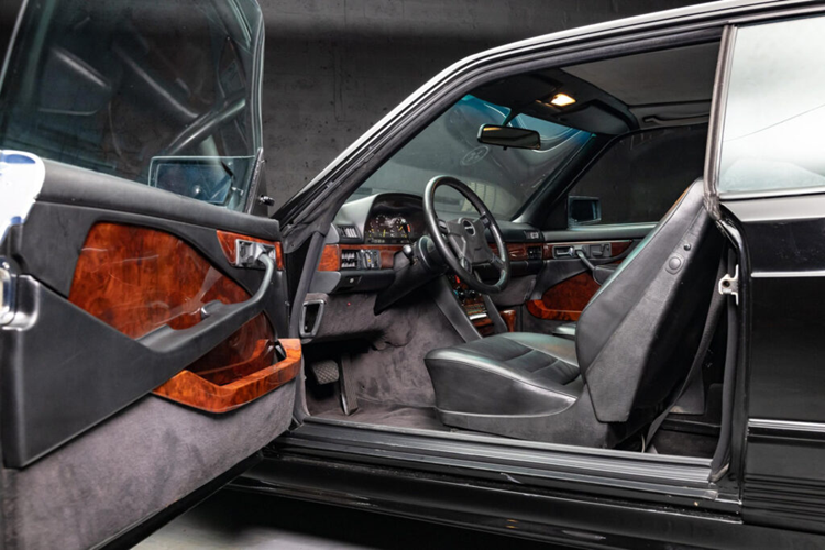 Mercedes-Benz đã cung cấp cho C126 nhiều tùy chọn động cơ khác nhau, tuy nhiên đặc biệt luôn là động cơ V8. Mẫu xe năm 1985 này ban đầu được trang bị động cơ SOHC M117 V8 5.0 lít có công suất khoảng 228 mã lực và mô-men xoắn đạt mức 405 Nm.