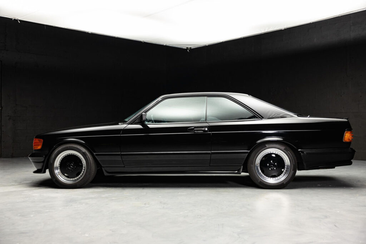 Mercedes-Benz 500SEC AMG 6.0 cũng được nâng cấp hệ thống phanh và hệ thống treo, bổ sung thêm lò xo hạ thấp AMG, bánh xe OZ Racing ba mảnh 17 inch và trang bị bộ cùm phanh bốn piston phía trước. Bộ bodykit AMG và chi tiết mạ chrome đen giúp diện mạo của xe trông cứng cáp và góc cạnh hơn.