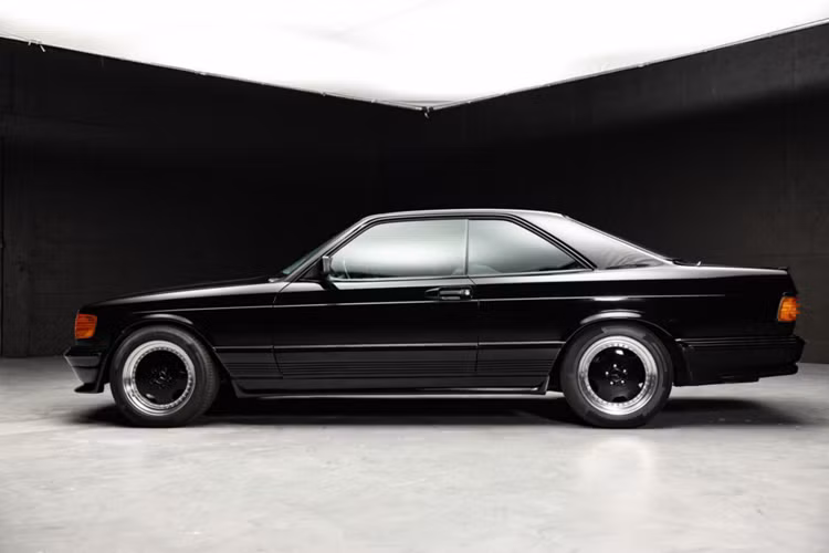 Mercedes-Benz 500SEC AMG 6.0 cũng được nâng cấp hệ thống phanh và hệ thống treo, bổ sung thêm lò xo hạ thấp AMG, bánh xe OZ Racing ba mảnh 17 inch và trang bị bộ cùm phanh bốn piston phía trước. Bộ bodykit AMG và chi tiết mạ chrome đen giúp diện mạo của xe trông cứng cáp và góc cạnh hơn.