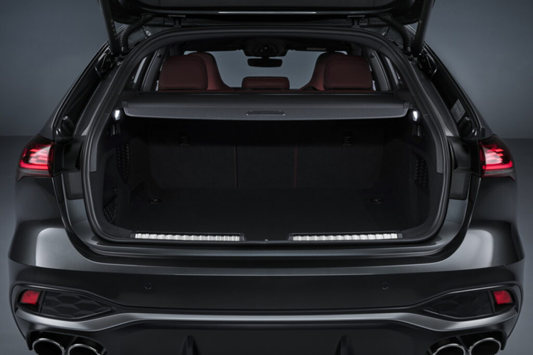 Hai mẫu xe A5 và S5 sở hữu màn hình bên ghế hành khách tùy chọn cho phép người lái phụ điều hướng hoặc xem nội dung trực tuyến khi đang di chuyển. Màn hình này còn có một lớp phủ đặc biệt để người lái xe không thể nhìn thấy màn hình tránh phân tâm khi đang lái xe.