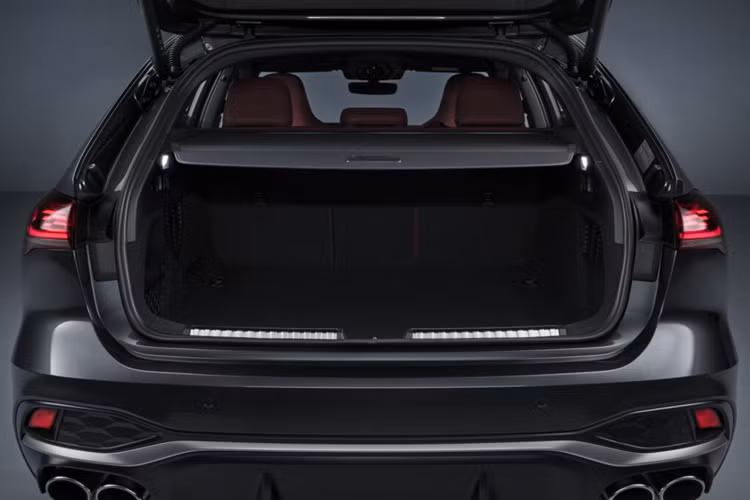 Hai mẫu xe A5 và S5 sở hữu màn hình bên ghế hành khách tùy chọn cho phép người lái phụ điều hướng hoặc xem nội dung trực tuyến khi đang di chuyển. Màn hình này còn có một lớp phủ đặc biệt để người lái xe không thể nhìn thấy màn hình tránh phân tâm khi đang lái xe.