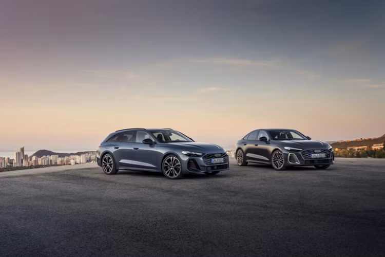 Đây là chiếc xe đầu tiên trong số nhiều chiếc xe sử dụng kiến trúc Premium Platform Combustion mới sáng bóng của Audi, được thiết lập cho hệ dẫn động cầu trước hoặc tất cả các bánh, cũng như hệ truyền động hybrid hoặc khí đốt thẳng. Audi A5 lớn hơn nhưng không quá lớn như A5 Sportback cũ.