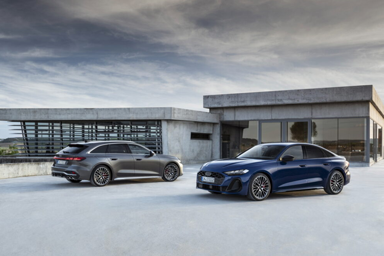 Hệ thống này được tạo thành từ màn hình OLED MMI mỏng, độc lập và sử dụng màn hình buồng lái ảo 11,9 inch cùng với màn hình cảm ứng MMI 14,5 inch. Xe được trang bị một màn hình 10,9 inch tùy chọn cũng có sẵn cho phần táp lô phía hành khách.