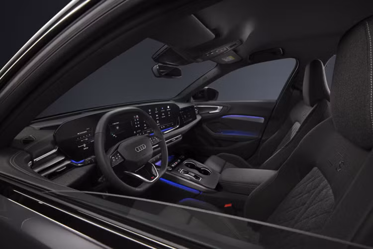 Để thiết kế A5 mới, Audi đã hướng tới việc tuân theo triết lý thiết kế “lấy con người làm trung tâm”, “hiện đại hóa kỹ thuật số” và được tạo thành từ hai màn hình thông tin giải trí MMI, cung cấp thông tin quan trọng cho cả người lái và hành khách, đồng thời còn có thiết kế được trau chuốt về cảm giác về không gian và sự thoải mái của xe. 