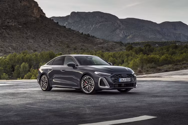 Ở phía trước, lưới tản nhiệt rộng được bao quanh bởi các lỗ thông hơi lớn và ở phía sau cùng bốn ống xả hiệu năng cao ấn tượng. Trên A5 mới, xe được trang bị chạy ban ngày LED chiếu sáng phần đầu xe và hệ thống đèn OLED thế hệ thứ hai chiếu sáng phía sau.