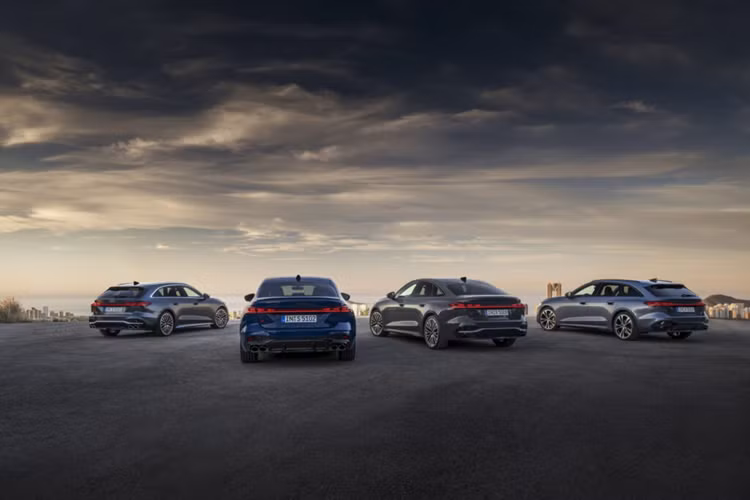 Hệ dẫn động 4 bánh Quattro được kết nối với bộ vi sai thể thao Quattro với khả năng điều khiển vectơ mô-men xoắn. Đồng thời, thương hiệu cũng đã thực hiện tinh chỉnh trên hệ thống treo và lái của Audi A5 và S5 2025 giúp khách hàng có thể tận hưởng chiếc xe toàn diện hơn.