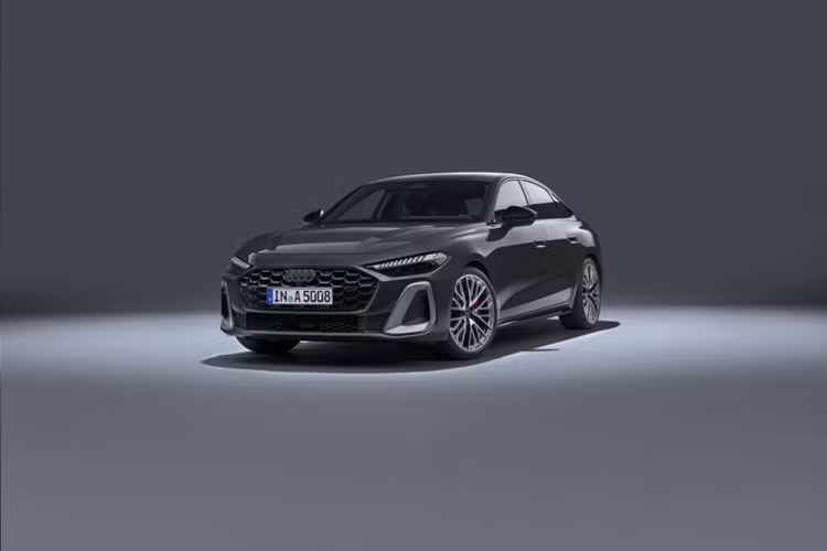 Trên hết, lần đầu tiên, màn hình hiển thị trên kính lái có thể định cấu hình cho phép người lái điều khiển xe và các chức năng thông tin giải trí.