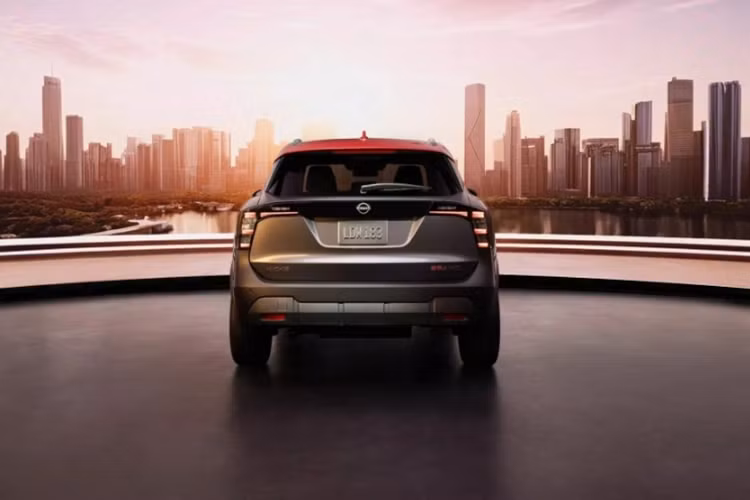 Cung cấp sức mạnh cho mẫu xe SUV Nissan Kicks 2025 là động cơ xăng 2.0L 4 xy-lanh hút khí tự nhiên mới cho công suất đạt 139 mã lực, mô-men xoắn 190 Nm, đi cùng hộp số CVT tự động Xtronic mới truyền sức mạnh tới trục trước (bản tiêu chuân) hoặc cả 2 cầu (bản cao cấp).