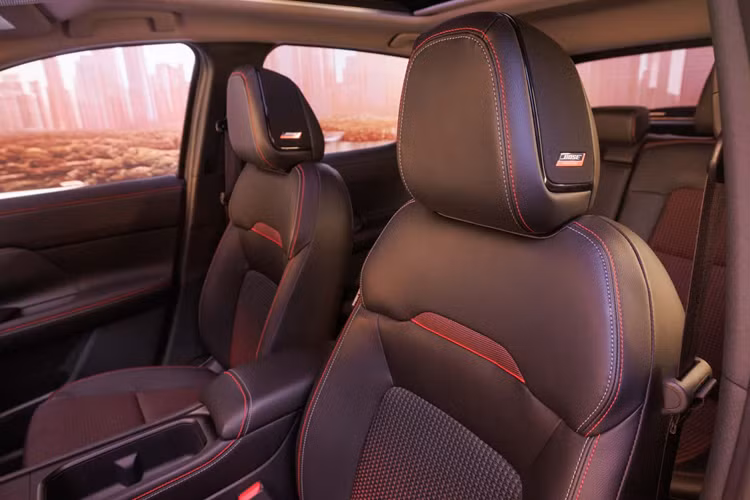 Đặc biệt, phiên bản này còn được trang bị hệ thống hỗ trợ lái xe rảnh tay ProPilot. Ngoài ra, khách hàng cũng có thể lựa chọn gói tùy chọn nâng cấp Premium trên các phiên bản SR và SV.