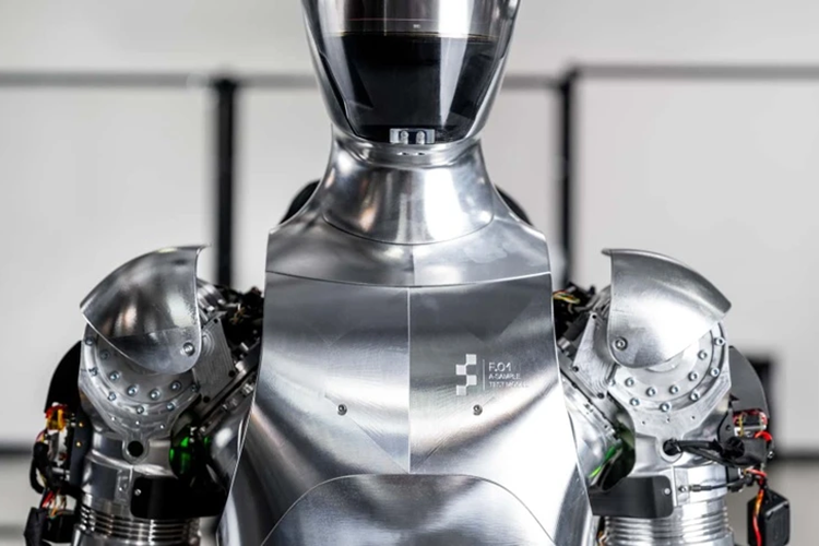 Sau khi được huấn luyện để thực hiện các nhiệm vụ cụ thể, chúng sẽ được tích hợp vào quy trình sản xuất tại dây chuyền chế tạo thân xe, khu vực dập khuôn kim loại và kho hàng trong vòng 12-24 tháng tới.