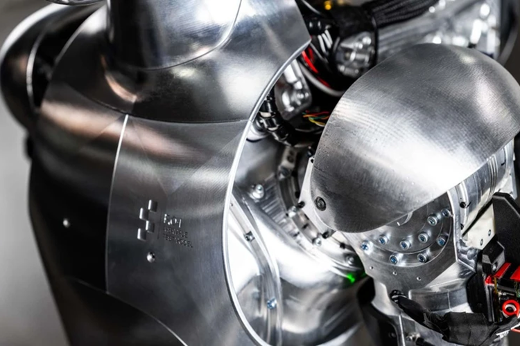 Hơn thế nữa, mẫu robot này có thể di chuyển bằng chân linh hoạt hơn, hay vì chỉ có thể lên xuống cầu thang hay đi qua những địa hình không bằng phẳng. Adcock gợi ý rằng Figure 01 sẽ được giao một bộ công việc ban đầu đòi hỏi độ khéo léo cao.