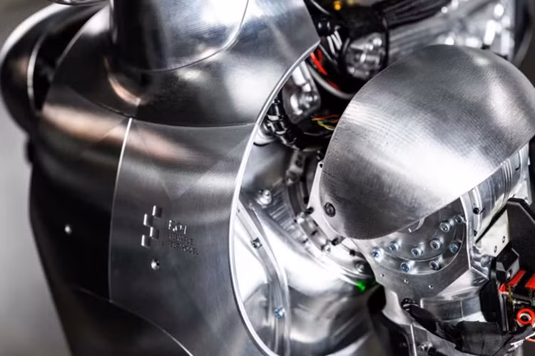 Hơn thế nữa, mẫu robot này có thể di chuyển bằng chân linh hoạt hơn, hay vì chỉ có thể lên xuống cầu thang hay đi qua những địa hình không bằng phẳng. Adcock gợi ý rằng Figure 01 sẽ được giao một bộ công việc ban đầu đòi hỏi độ khéo léo cao.