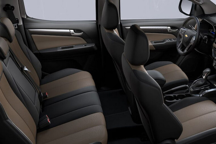 Ghế ngồi của xe to rộng hơn và dùng loại da bọc mềm mại hơn. Xe vẫn vận hành bằng động cơ diesel Duramax 4 xy-lanh tăng áp 2.8L quen thuộc, nhưng được GM quảng cáo là đã có “cải tiến bởi trí tuệ nhân tạo”.