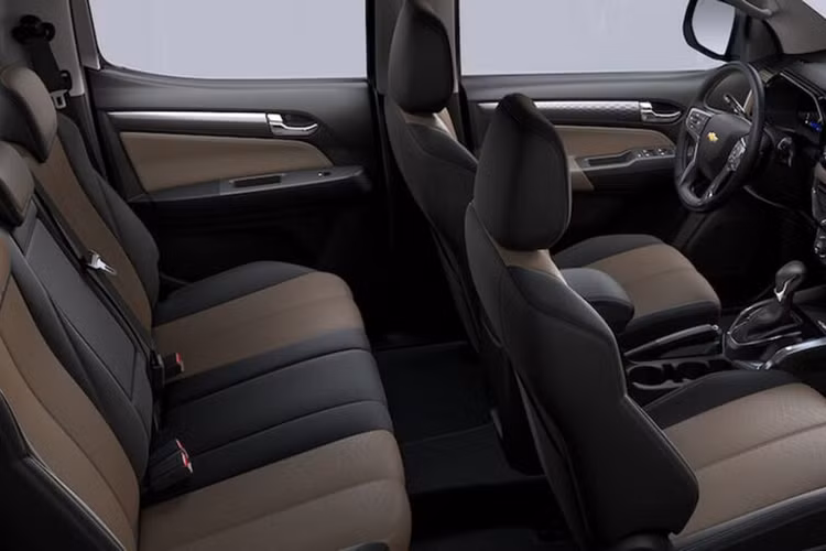 Ghế ngồi của xe to rộng hơn và dùng loại da bọc mềm mại hơn. Xe vẫn vận hành bằng động cơ diesel Duramax 4 xy-lanh tăng áp 2.8L quen thuộc, nhưng được GM quảng cáo là đã có “cải tiến bởi trí tuệ nhân tạo”.