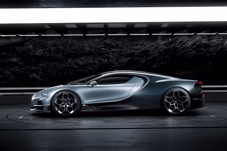 Nó cũng có thể đạt tốc độ 248 dặm/giờ (400 km/giờ) trong vòng chưa đầy 25 giây. Tourbillon có thể cũng sẽ là chiếc xe mà Bugatti sử dụng để thử phá vỡ rào cản 311 dặm/giờ (500 km/giờ) . 