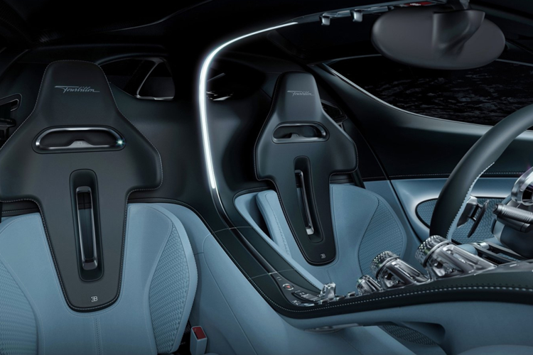 Bản chất vòng tua cao hơn của động cơ V16, kết hợp với cấu hình độc đáo và không có cảm ứng cưỡng bức, cũng có nghĩa là nó nghe khá độc đáo. Ở vòng tua thấp, nó có âm thanh khá nặng, không khác mấy so với động cơ W16 nổi tiếng. Tuy nhiên, ở vòng tua cao hơn, nó bắt đầu nghe giống động cơ V8 dung tích lớn hơn một chút