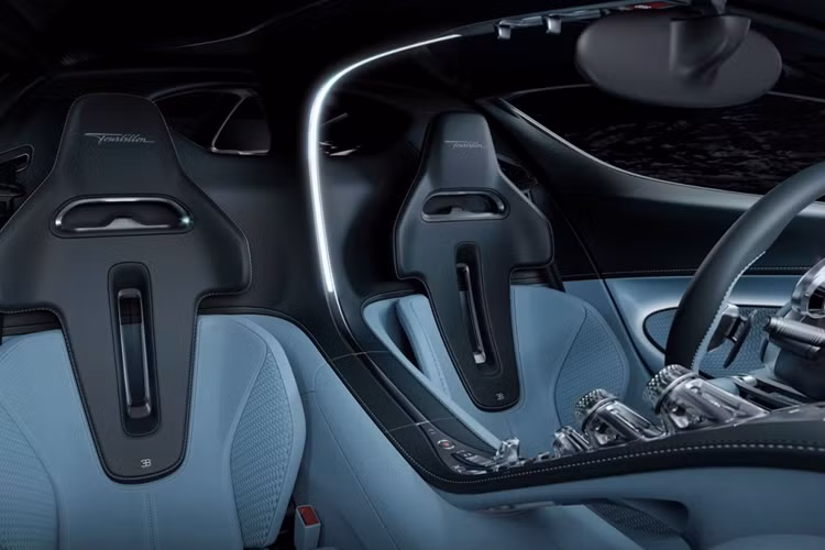 Bản chất vòng tua cao hơn của động cơ V16, kết hợp với cấu hình độc đáo và không có cảm ứng cưỡng bức, cũng có nghĩa là nó nghe khá độc đáo. Ở vòng tua thấp, nó có âm thanh khá nặng, không khác mấy so với động cơ W16 nổi tiếng. Tuy nhiên, ở vòng tua cao hơn, nó bắt đầu nghe giống động cơ V8 dung tích lớn hơn một chút