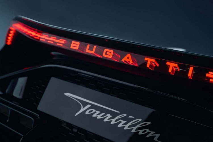 Động cơ sản sinh công suất 986 mã lực và được hỗ trợ bởi ba động cơ điện, cho tổng công suất lên tới 1.775 mã lực. Bugatti cho biết Tourbillon sẽ đạt tốc độ 62 dặm/giờ (100 km/giờ) trong 2 giây trước khi tăng tốc lên 124 dặm/giờ (200 km/giờ) trong chưa đầy 5 giây và hoàn thành cú tăng tốc 0-186 dặm/giờ (300 km/giờ) trong vòng chưa đầy 10 giây.