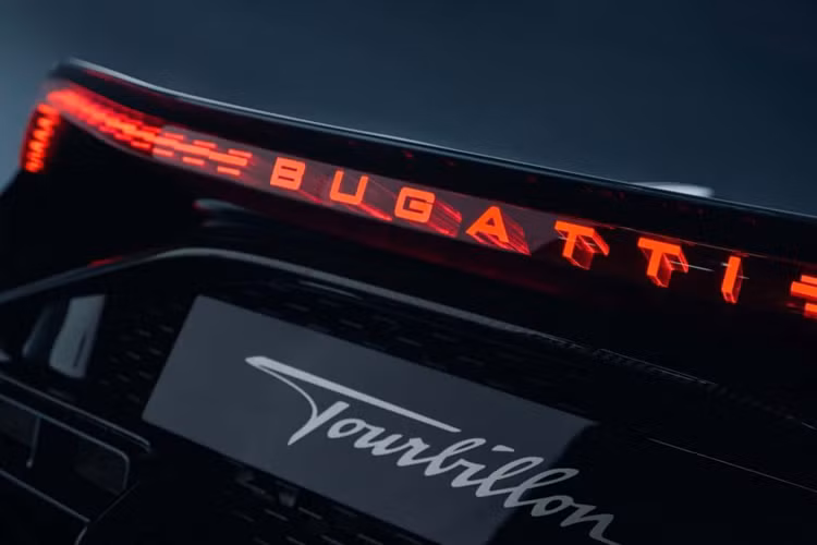 Động cơ sản sinh công suất 986 mã lực và được hỗ trợ bởi ba động cơ điện, cho tổng công suất lên tới 1.775 mã lực. Bugatti cho biết Tourbillon sẽ đạt tốc độ 62 dặm/giờ (100 km/giờ) trong 2 giây trước khi tăng tốc lên 124 dặm/giờ (200 km/giờ) trong chưa đầy 5 giây và hoàn thành cú tăng tốc 0-186 dặm/giờ (300 km/giờ) trong vòng chưa đầy 10 giây.