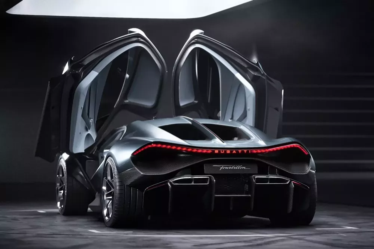 Khi việc giao xe Tourbillon cho khách hàng sẽ không bắt đầu cho đến năm 2026, Bugatti vẫn tiếp tục thử nghiệm và phát triển sản phẩm mới nhất của mình. Gần đây, nó đã được quay cận cảnh và đang di chuyển tại cơ sở rộng lớn của Rimac ở Zagreb, Croatia, động cơ V16 có thể được nghe thấy to và rõ ràng.