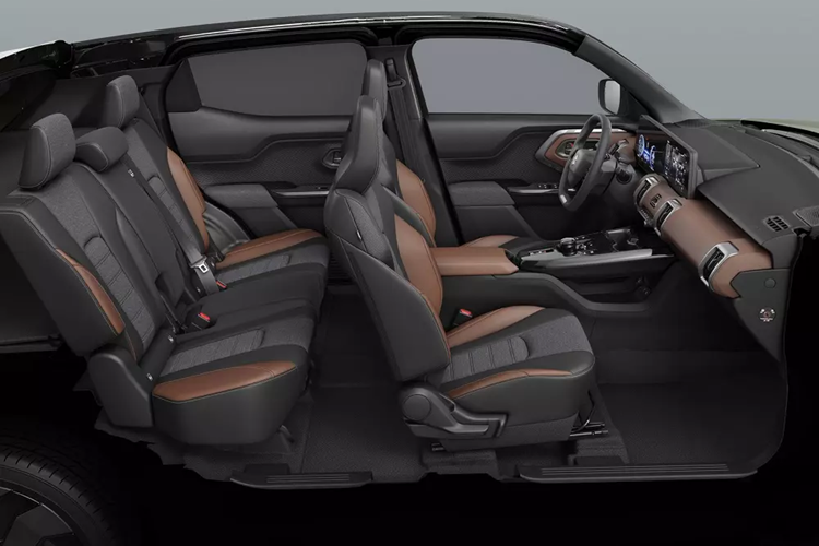 Tại đây, xe được áp dụng phong cách thiết kế hiện đại với 2 màn hình cỡ lớn nối liền, đặt nổi trên mặt táp-lô. Thêm vào đó là vô lăng 2 chấu vát đáy, tích hợp phím chức năng và cửa gió điều hòa hình vuông với viền màu bạc. Đặc biệt, mẫu ô tô điện này được trang bị cụm điều khiển trung tâm màu đen bóng lạ mắt, đi kèm ngăn để ly, núm xoay chuyển số, phanh tay điện tử và tự động giữ phanh tạm thời.