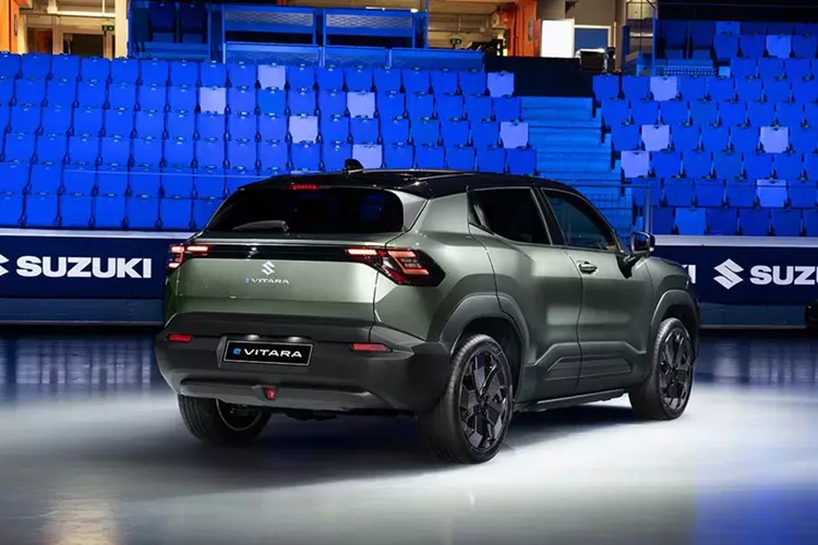 Đây có lẽ cũng là lý do vì sao hãng Suzuki chọn cái tên e Vitara cho mẫu ô tô điện này. Ngoài ra, Suzuki e Vitara còn giữ lại nhiều nét thiết kế của phiên bản concept. Có thể thấy rõ điều này qua những đường cắt xẻ và dập gân "cơ bắp" trên thân xe.