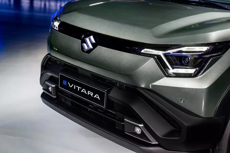 Đó là lý do vì sao mẫu xe này được ra mắt ở Ý thay vì Ấn Độ. Tất nhiên, Ấn Độ cũng là một trong những thị trường mục tiêu của mẫu SUV điện này. Bên ngoài, Suzuki e Vitara được áp dụng phong cách thiết kế khá giống với mẫu SUV cỡ nhỏ Vitara hiện đang bán ở thị trường châu Âu.