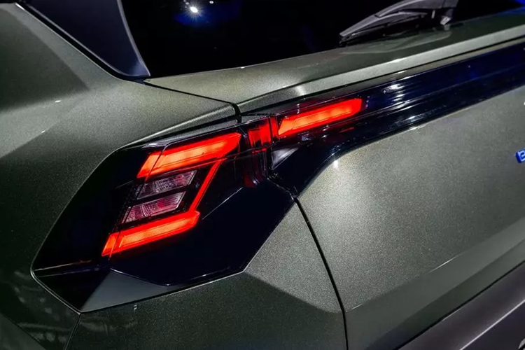 Bên dưới cụm điều khiển trung tâm là ngăn chứa đồ và cổng USB. Tiếp theo đó là ghế bọc da pha nỉ phối 3 màu và các phím cơ học chỉnh điều hòa. Xe sẽ được trang bị điều hòa tự động 1 vùng, sạc điện thoại không dây, kết nối Apple CarPlay/Android Auto và sấy gương chiếu hậu.