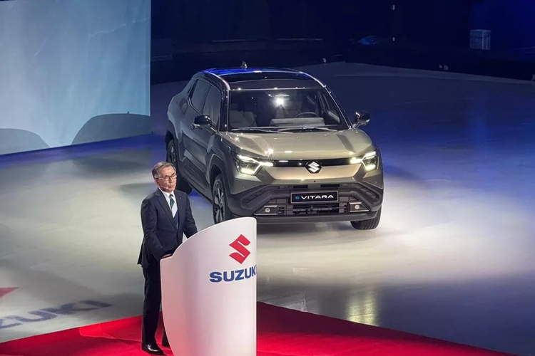 Ngày 4/11/2024, Suzuki e Vitara 2025 mới đã chính thức ra mắt tại sự kiện được tổ chức ở thành phố Milan, Ý. Đây chính là phiên bản thương mại của mẫu xe ý tưởng Suzuki eVX từng ra mắt ở Ấn Độ vào hồi đầu năm 2023.