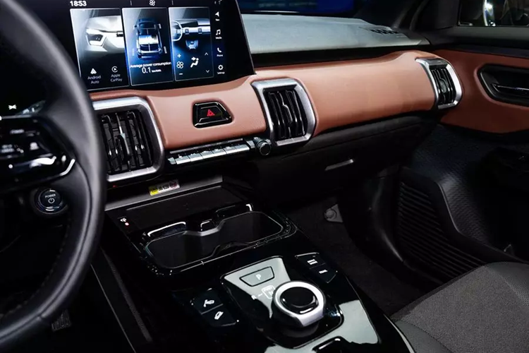 Bên cạnh đó, xe còn có khoảng sáng gầm 180 mm và trọng lượng dao động từ 1.702 - 1.899 kg, tùy phiên bản. Bên trong Suzuki e Vitara là không gian nội thất khác biệt đáng kể so với những sản phẩm hiện có của thương hiệu Nhật Bản này.